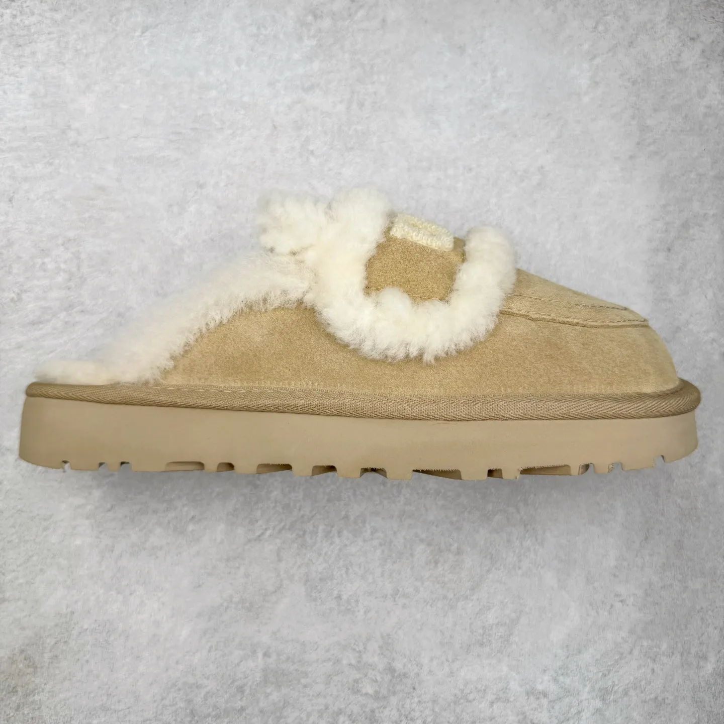 Pick up locally 💰 440 UGG slippers 1206 letter embroidered classic short-tube autumn and winter sheep fur all-in-one snow boots All shoes are made from the same factory as ZP Longfeng A-grade Australian imported sheep fur all-in-one Brand OEM production line Fully follow the ZP process flow OEM original pattern maker Adhere to no original shoes and no development selection Pay attention to every detail The most authentic version on the market TREADLITE "Light Wing" technology outsole Lightweight/durable/flexible/pile size: 35 36 37 38 39 40 Coding: by2936070